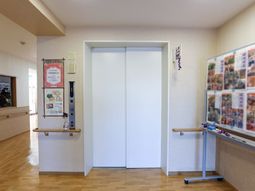 明るいエレベーターホール