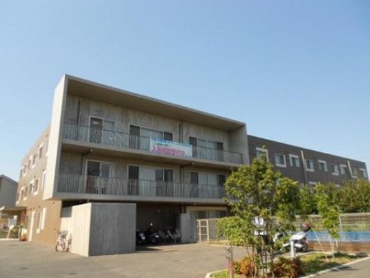 明るく広々とした外観