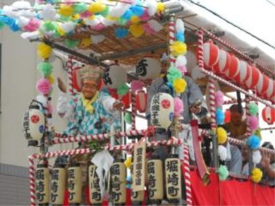 祭りの様子をとらえた一枚