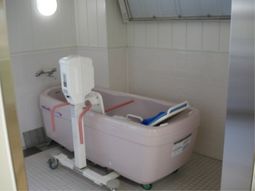 移動式浴槽と設備の浴室