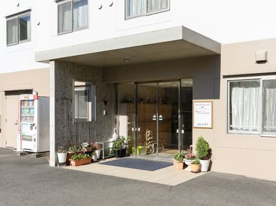 玄関と植物のあるエントランス