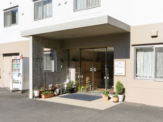 玄関と植物のあるエントランス