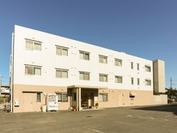 明るい外観の建物