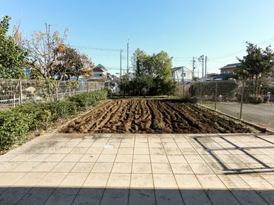 庭園の土を耕した状態