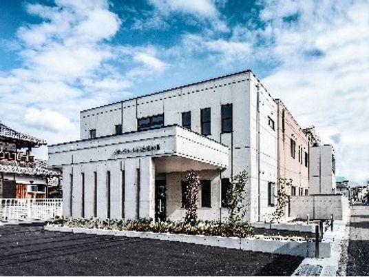 明るい建物外観  