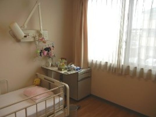 明るい居室の一角  