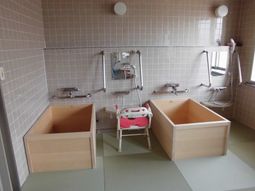 バリアフリー設計の浴室