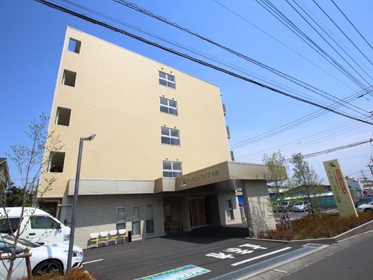 明るい建物の外観