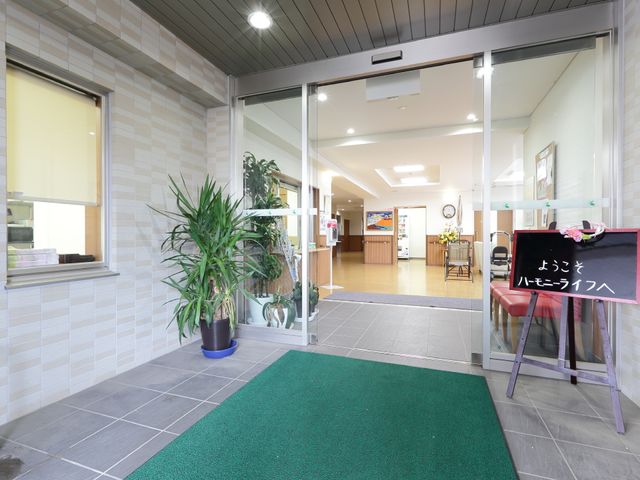 明るいエントランスの様子 玄関 優しい光が差し込む歓迎のエントランスです。来訪者を暖かく迎える笑顔があふれる場所となっています。