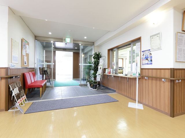 明るいエントランスの風景 室内側玄関 温かみのある木目調でまとめられたエントランスです。心地よい空間で来訪者をお迎えします。