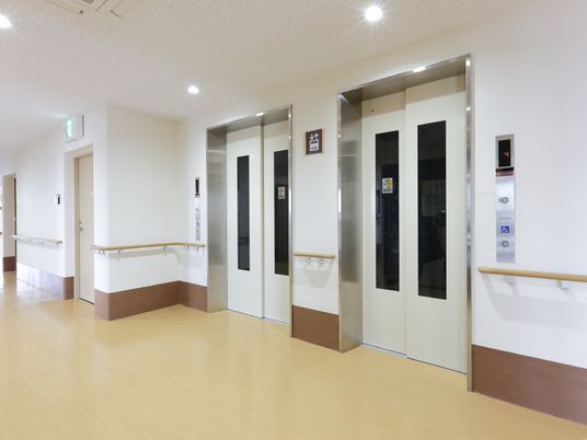 清潔感ある廊下のエレベーター