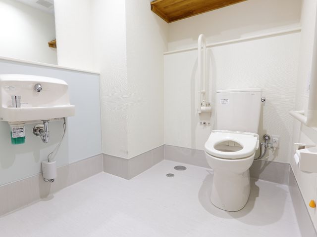 バリアフリートイレ設備 広々としたトイレ 手すり付きの清潔なトイレは、安全で快適な使用を支援します。利用者様の自立を促進する配慮がされています。