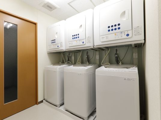 入居者が自由に使える洗濯機が3台設置されている。乾燥機も完備され、着用後の衣服をすぐに洗濯することができる。