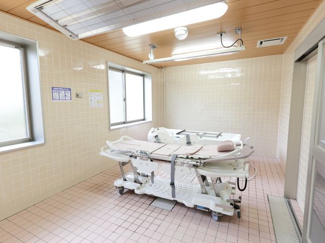 清潔な浴室の設備 寝たきりの方のための浴室 明るく清潔感のある浴室です。快適な入浴が支援される設備が整っており、安心してご利用いただけます。