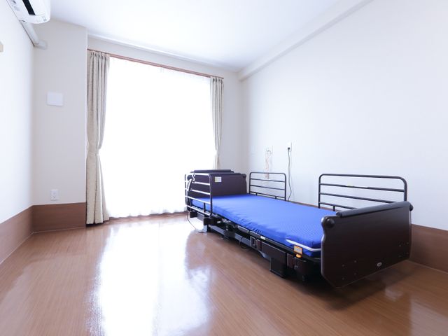 清潔な居室の様子 快適な1人部屋 ゆったりとした空間が確保された居室です。エアコン完備で、明るい窓辺にはカーテンが吊られ、心地よい日差しが差し込んでいます。