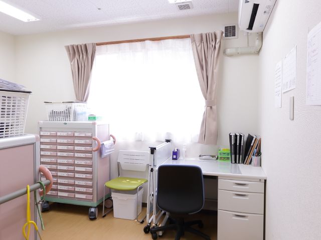 整理された診療室 質の高いサービス 清潔感のあふれる空間で、快適に業務を行える機能訓練室です。壁にはスケジュールが記載されており、仕事の流れも把握しやすいです。