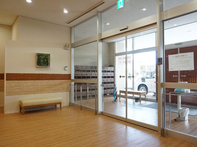 玄関の様子 玄関 開放感ある明るいエントランスです。座席もご用意しており、訪問者を温かく迎え入れます。