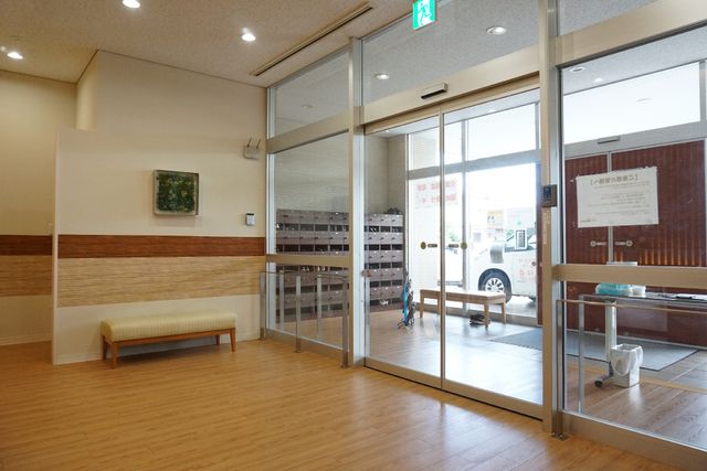 玄関の様子 玄関 開放感ある明るいエントランスです。座席もご用意しており、訪問者を温かく迎え入れます。