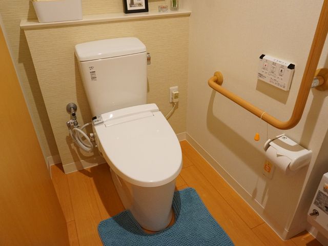 安全なトイレ設備 トイレ 手すりが設置された清潔なトイレ空間です。すべての方が安心してご使用いただける設計となっております。