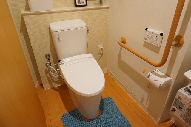 安全なトイレ設備 トイレ 手すりが設置された清潔なトイレ空間です。すべての方が安心してご使用いただける設計となっております。