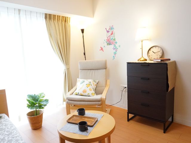居室の明るいインテリア 居室 ゆったりとした椅子と木製の家具が配置された居室です。個々のスペースを大切にしながら、心地よい生活を送ることができます。