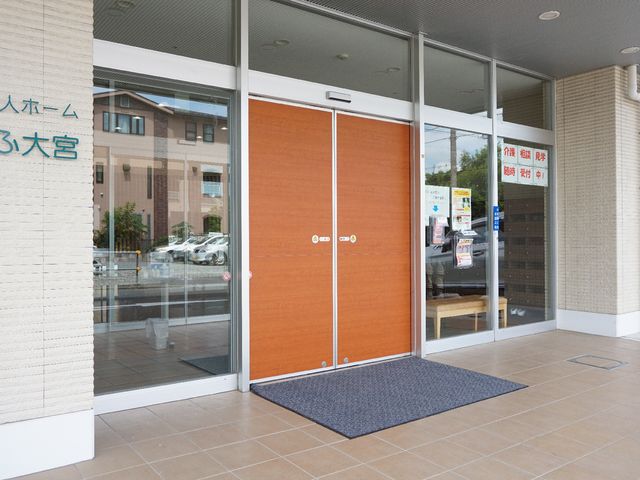 エントランスの自動ドア 玄関 充分な幅の自動ドアは、どなたでも快適に通行できる設計です。お越しをお待ちしております。