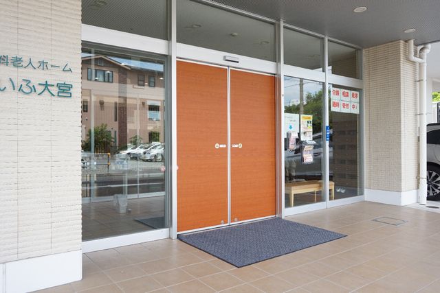 エントランスの自動ドア 玄関 充分な幅の自動ドアは、どなたでも快適に通行できる設計です。お越しをお待ちしております。