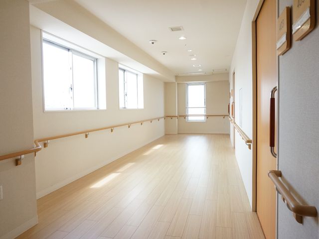 広々とした明るい廊下 廊下 手すりが設置された安全に考慮された廊下です。ゆったりとした空間で、快適な移動が可能です。