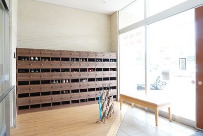 エントランスの靴箱とベンチ