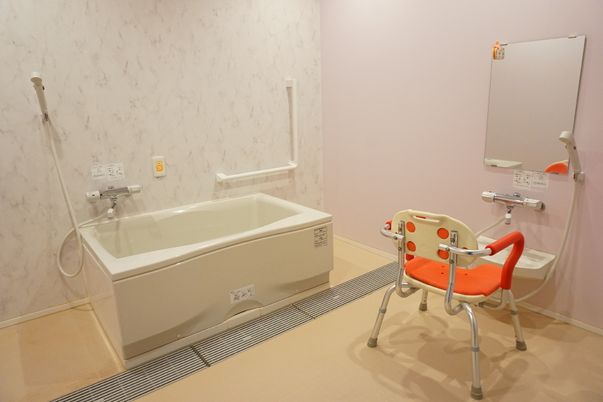 施設の写真 バリアフリー完備で、壁に手すりが取り付けられている浴室