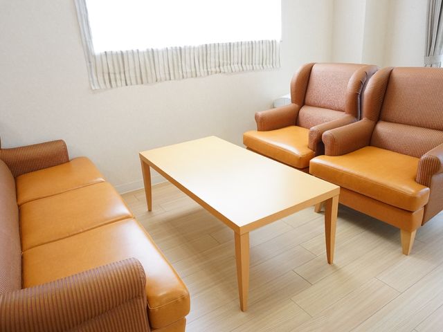 快適な休憩室の様子 休憩スペース ゆったりとしたオレンジのソファが配置された休憩スペースです。明るく落ち着いた雰囲気で、ゆとりをもって過ごせます。