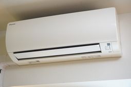 壁に設置されたエアコン