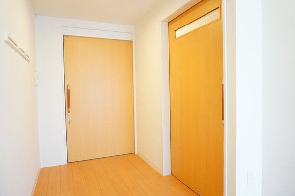 清潔な扉と廊下