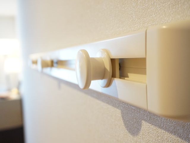 廊下の手すり 居室 廊下に設置された手すりが、歩行時のサポートを提供しています。見た目もシンプルで清潔感があり、働く環境としても快適です。