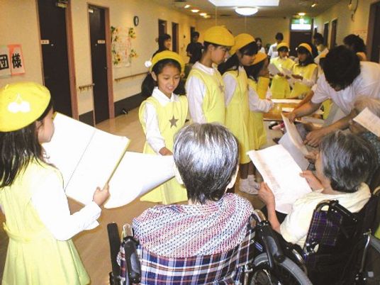 子供たちと高齢者の交流