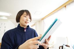 笑顔のスタッフとファイル