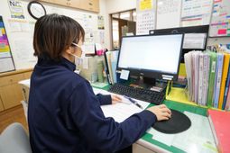 スタッフがデスクワークする様子