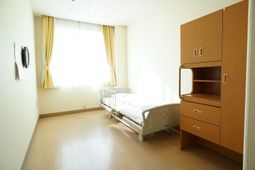 ベッドと収納がある居室