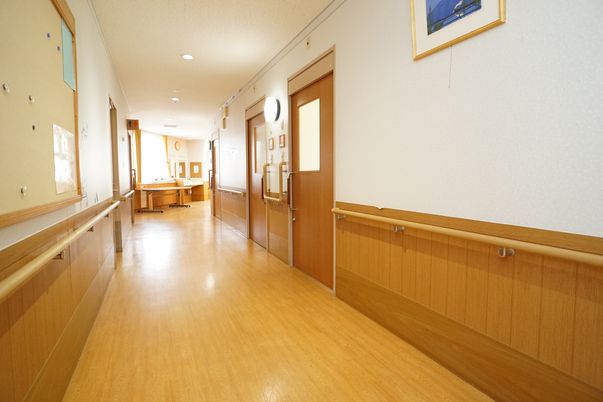 明るく広い廊下の様子