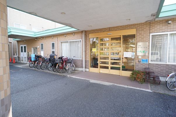 施設正面のエントランス