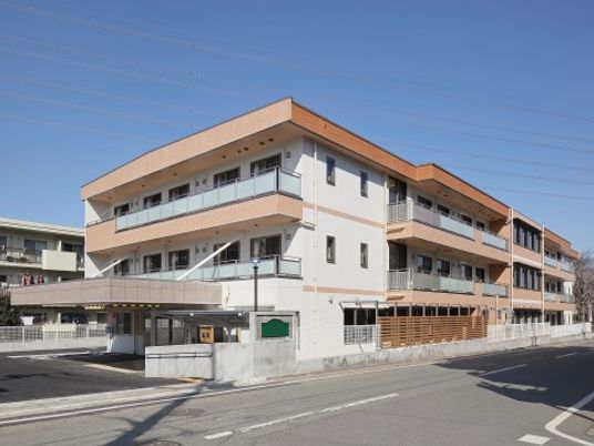 明るく広々とした施設外観