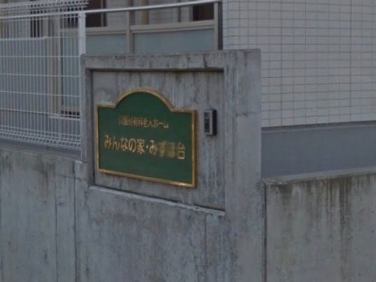 看板を取り付けた壁