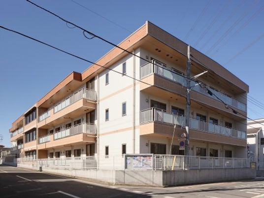 明るい外観の建物