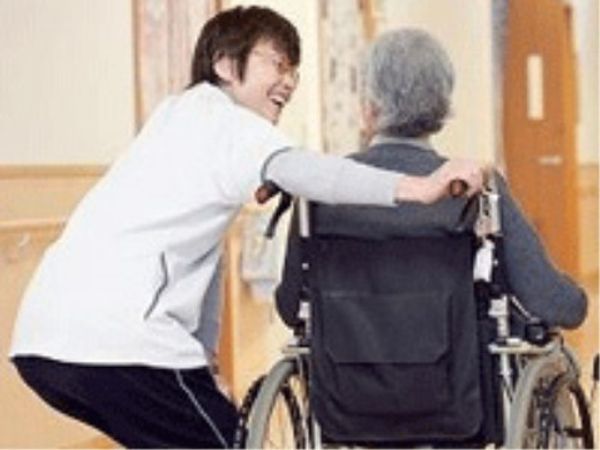 笑顔のスタッフと利用者