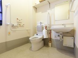 バリアフリーな洗面台とトイレ