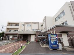 清潔感のある建物のエントランス