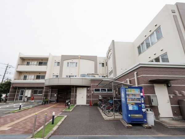 清潔感のある建物のエントランス