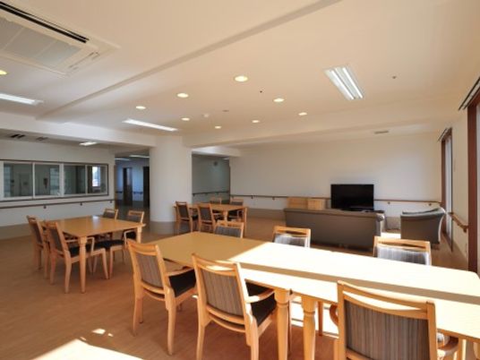 日差しの入る広々とした食堂
