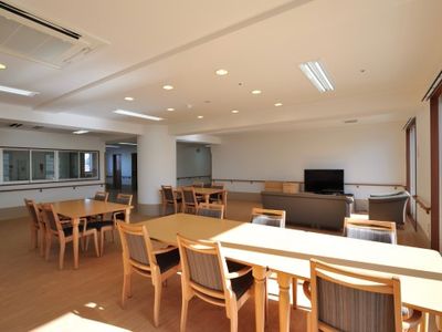 日差しの入る広々とした食堂