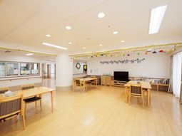 明るい共有ラウンジ空間